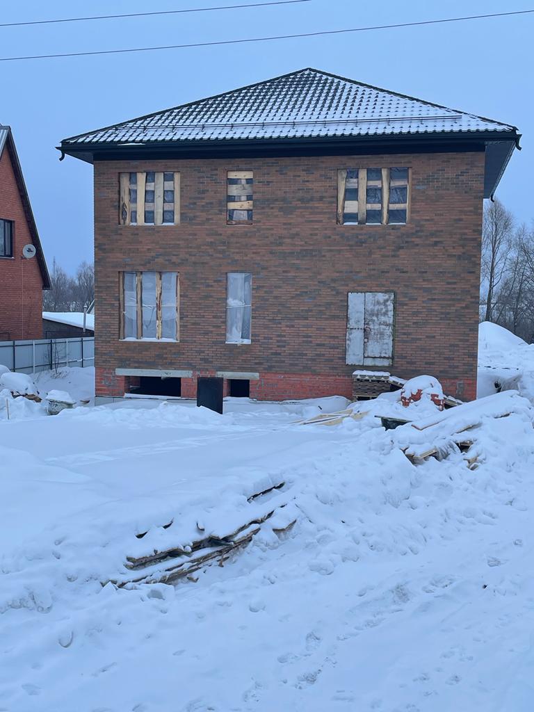 Кирпичный двухэтажный дом