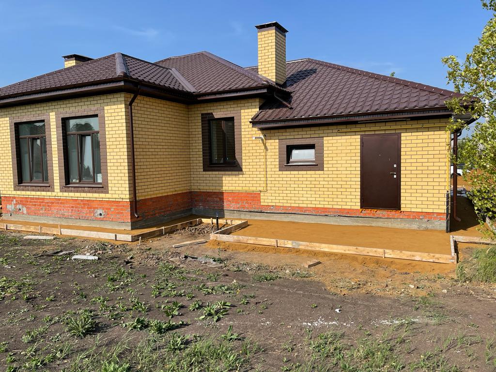 Кирпичный дом с гаражом