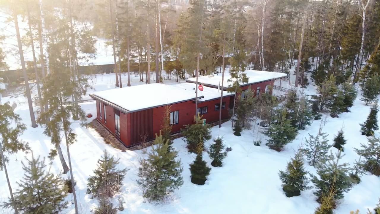 Современный загородный коттедж